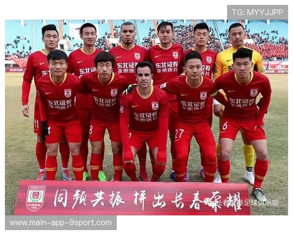 河南队周大地禁区外起脚，皮球贴地直奔网角